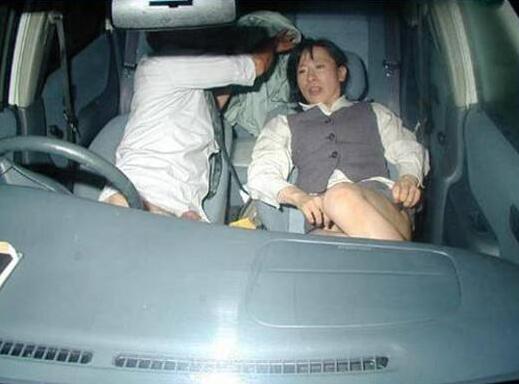 這TM才是一個真男人！ ????一個網友口述女朋友被（出租車司機）暴力侵犯過的小秘密：我女朋友被暴力侵犯過，但是，我沒告訴她她也不知道！裝蒜，有這么饑渴嗎你，我睡著了你還那樣？我現在下面還挺疼呢&hellip;你不知道不   