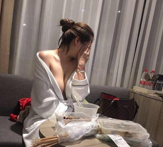 有這樣的女朋友陪你擼串喝酒，真是人生一大快哉...吃飽喝足