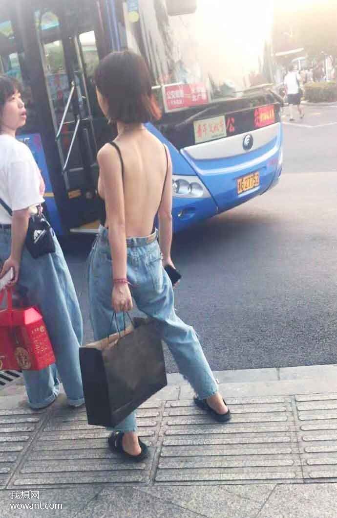 網(wǎng)友偷看等公交車的10后裸背女孩，不穿內(nèi)衣，乍看像周冬雨
