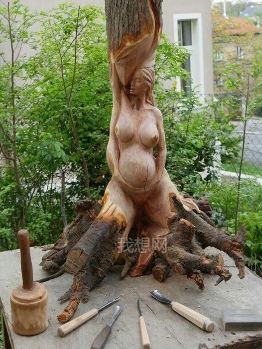 神奇圖片：把大樹雕刻成孕婦雕像，賦予新的生命